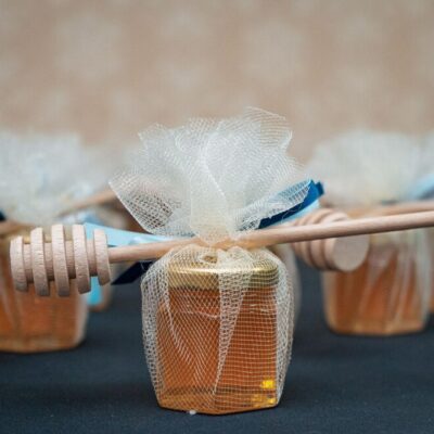 Small jars filled with honey wrapped tulle with honey dipper it 665346 169694