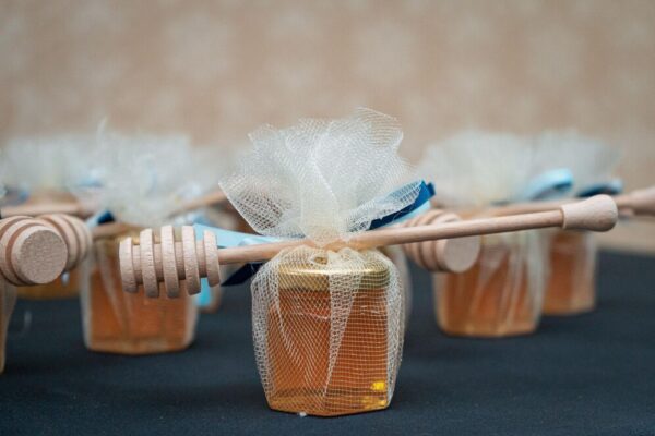 Small jars filled with honey wrapped tulle with honey dipper it 665346 169694